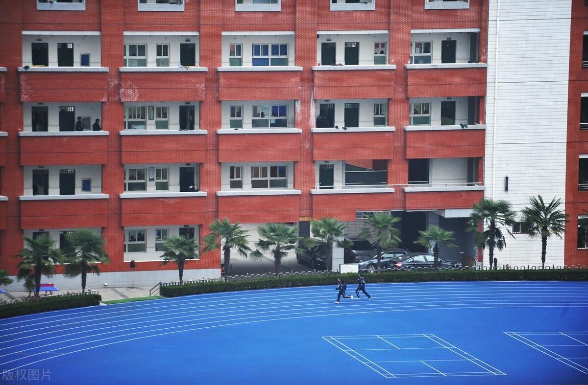 中考成绩不好读卫校怎么样(卫校：因一时冲动毁一生！)