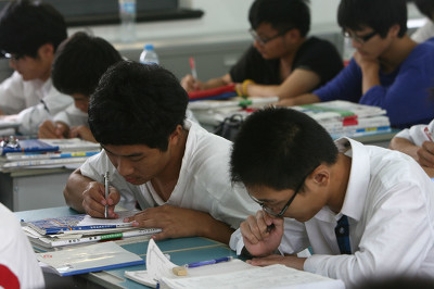 初中如何做英语课外阅读(英语学习利器！初中生必备专属实文阅读！)