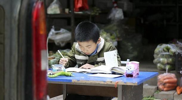 学习态度散漫如何引导(揭秘：如何巧妙化解孩子在学校爱说话的问题？)
