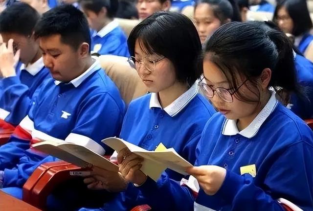 中考落榜怎么选职高(普高还是职高？孩子未来发展，这个选项更明智！)