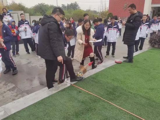 公共场所不自信怎么办小班(五招教你打造口才小达人，让孩子从容自信表达！)