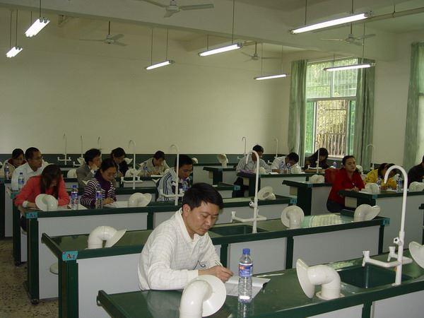 高中为什么要开设化学课(揭秘高中化学课：背后的奥秘你绝对想不到)