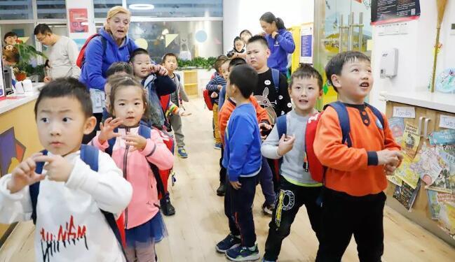 你是什么样的女孩英语(惊艳女孩的英语风采)