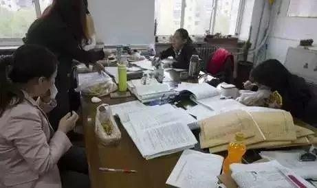 为什么上初中总觉得累呢(每天12小时在校初中生真的这么累吗？干货经验分享初中生家长教育抖音小助手)