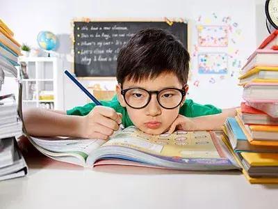 为啥男孩子学习不踏实(男孩子学习不踏实的原因)