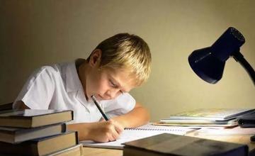 如何应对孩子的情绪波动(应对孩子情绪变化的方法)